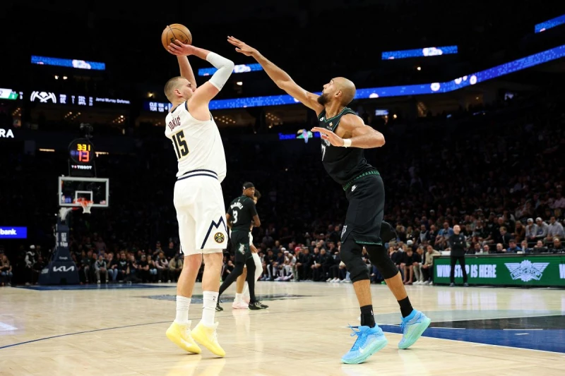 灰狼當家中鋒戈貝爾(Rudy Gobert,右)更是直接「鎖死」約基奇(Nikola Jokic)。法新社