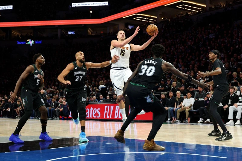 金塊明星中鋒、也是本季MVP候選人約基奇(Nikola Jokić,中)遭驅逐。法新社