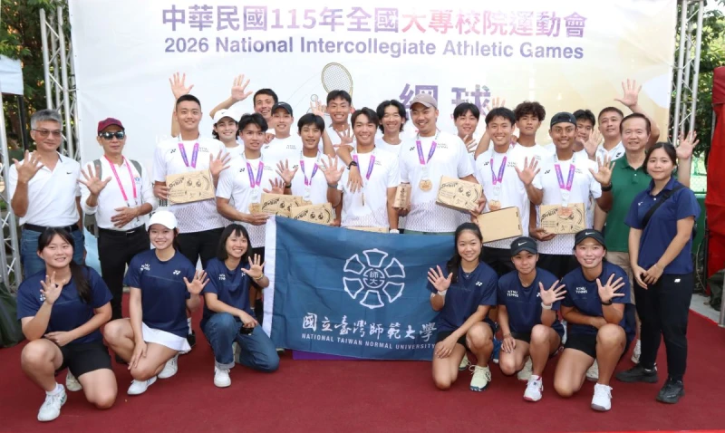 台師大在公開男團創下五連霸後,男女隊員一起比出五的手勢合影留念。四維體育推廣教育基金會 提供