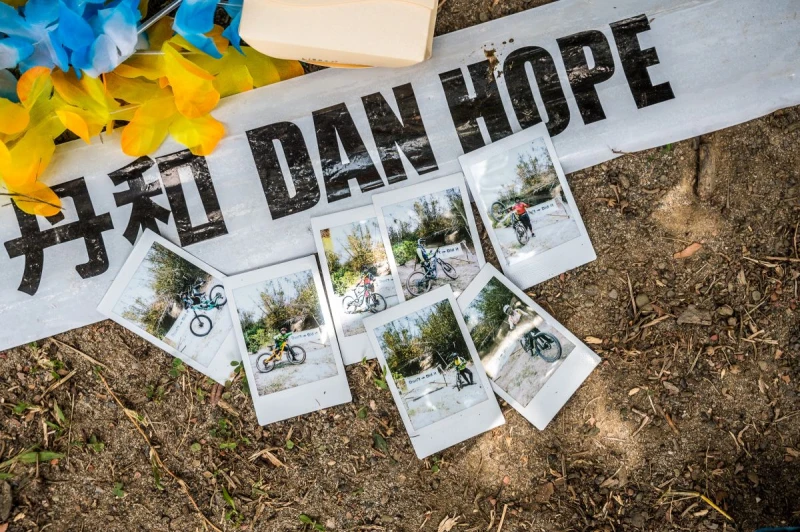 完賽後Dan Cup提供每位選手終點線別的拍立得為選手紀錄這難得的瞬間。大會提供