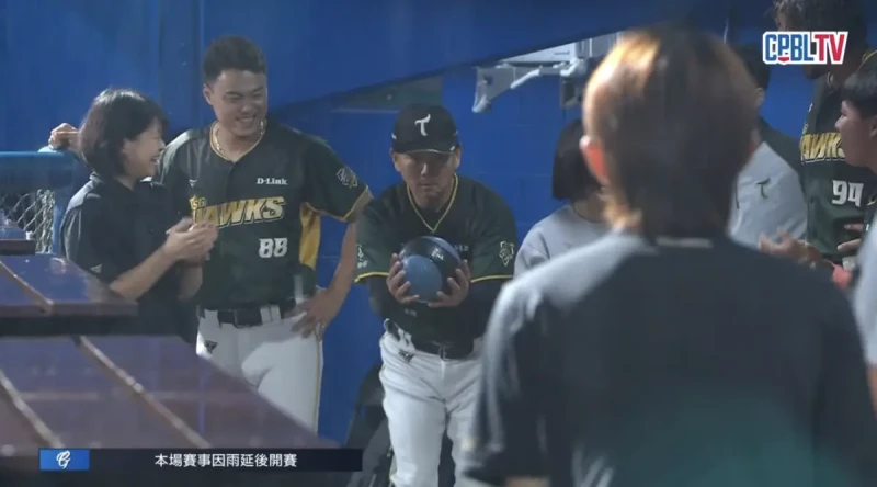 洪一中賽前打保齡球。CPBL TV