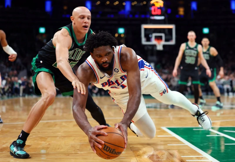 費城當家中鋒恩比德(Joel Embiid,右)在下半場接管比賽,全場狂砍33分8助攻。法新社