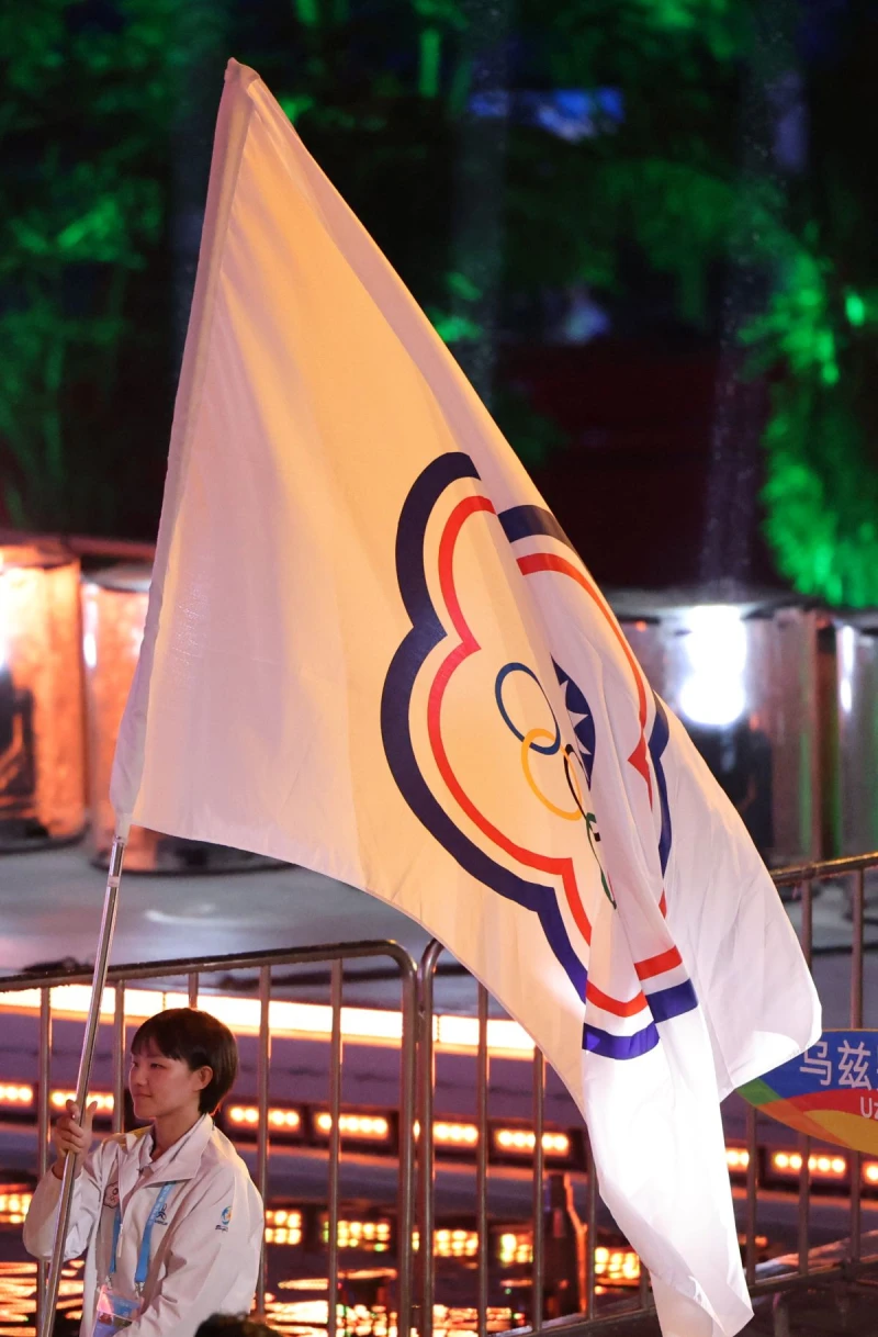 三亞亞洲沙灘運動會閉幕我國由沙灘排球龔詩雯選手代表掌旗進場。中華奧會提供