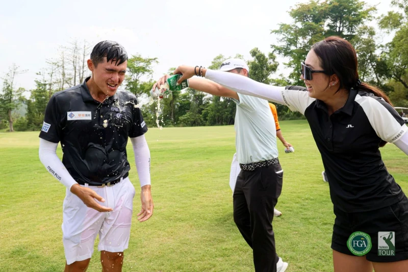 蘇晉弘在自家主場拿下冠軍好友開心慶祝。Tpga／林聖凱攝