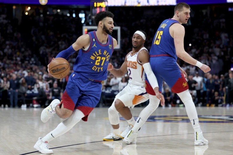 金塊雙星約基奇(Nikola Jokic,右)、莫瑞(Jamal Murray,左)命中率都已回溫。法新社