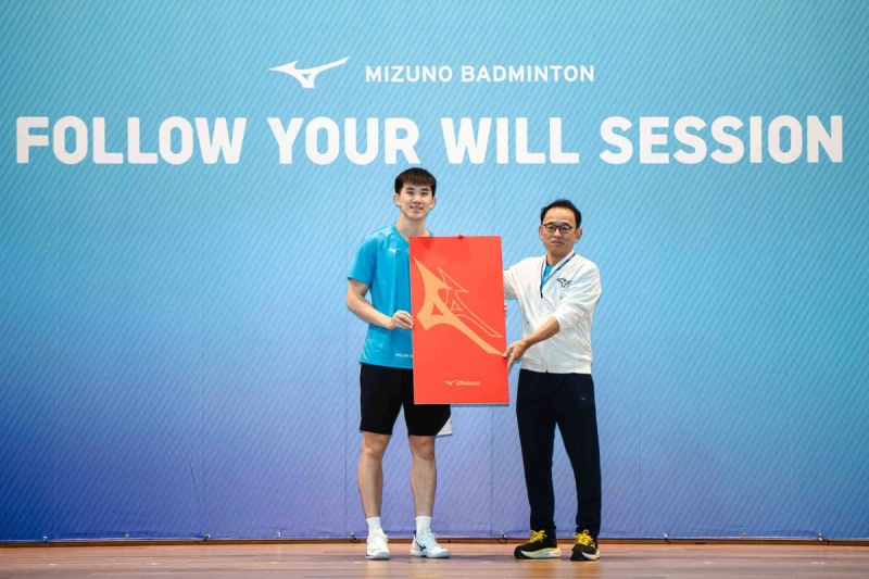 台灣美津濃總經理福知真先生頒贈獎金予獲得全英公開賽混雙金牌的葉宏蔚選手。官方提供