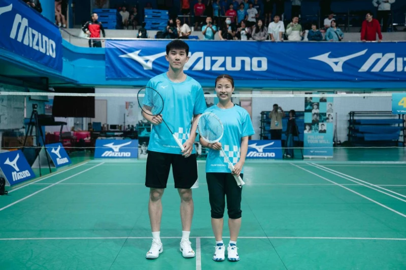 奧原希望與美津濃簽約選手葉宏蔚合影。官方提供