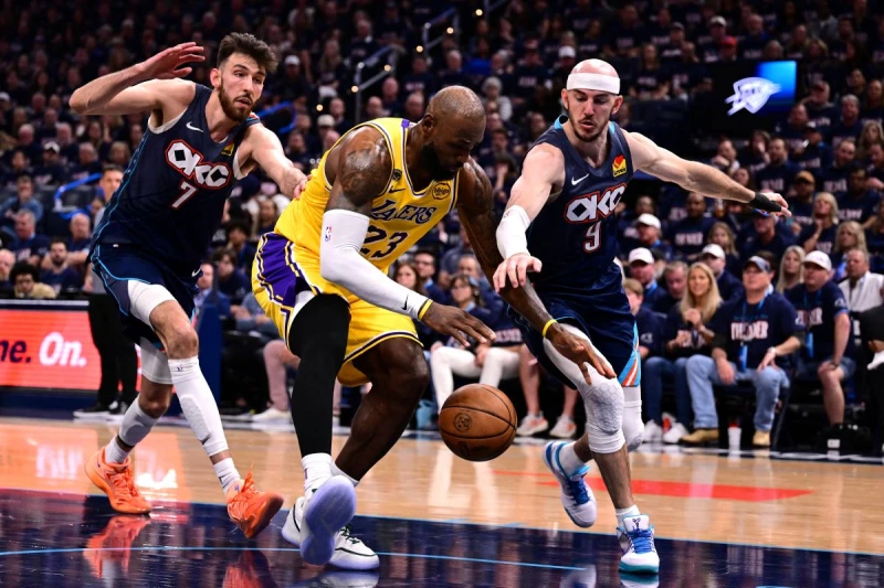 詹姆斯(LeBron James)頻遭對手封阻。法新社
