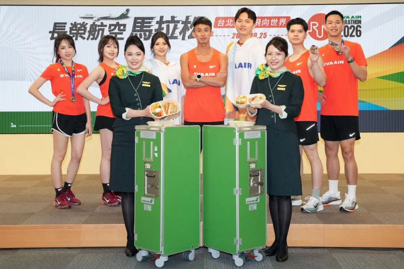 全馬組獨家準備的長榮空廚完賽餐盒，長榮航空馬拉松代言人周庭印(中)，邀請所有跑者一起來報名。長榮航空提供