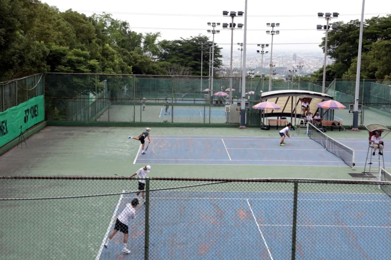 彰化員林運動公園蓋在山腰由上往下依序有12面球場視野很好。網球協會提供