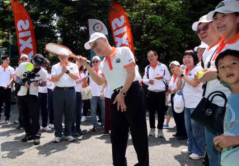 正新瑪吉斯董事長陳榮華親自到攤位玩互動遊戲。網球協會提供