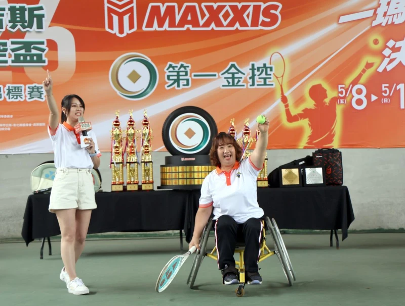 輪椅網球國手呂嘉儀（右）擔任開球嘉賓。網球協會提供