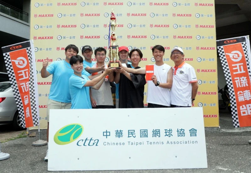 中央大學B隊拿下賽會隊史首冠陳冠仲林辰勳(右二、右三)畢業組合打頭陣。網球協會提供