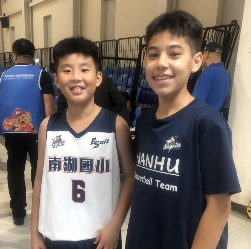 加台混血鄭力雍與麻吉假老外潘彼得。大會提供