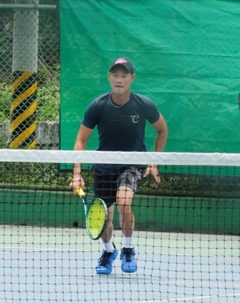 斗六小博士何智仁冠軍賽打出關鍵一擊。網球協會提供