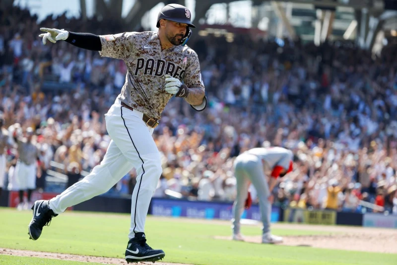 聖地牙哥教士外野手卡斯提亞諾斯（Nick Castellanos）今天在9局下擊出追平兩分砲。法新社