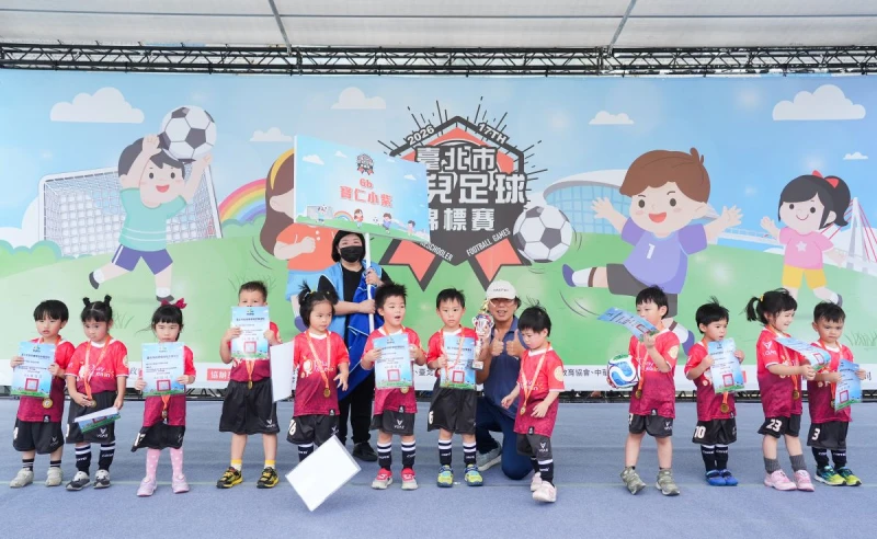 臺北市政府體育局呂生源專門委員勉勵小小球員。臺北市政府體育局提供