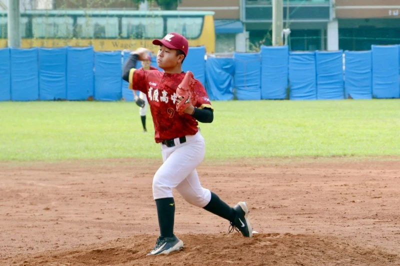 高三王品深後援1局無失分拿下勝投。學生棒聯提供
