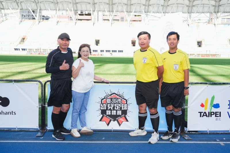 賈乂穎、賈乂愷兄弟檔與父親賈偉強三人每年擔任裁判。臺北市政府體育局提供