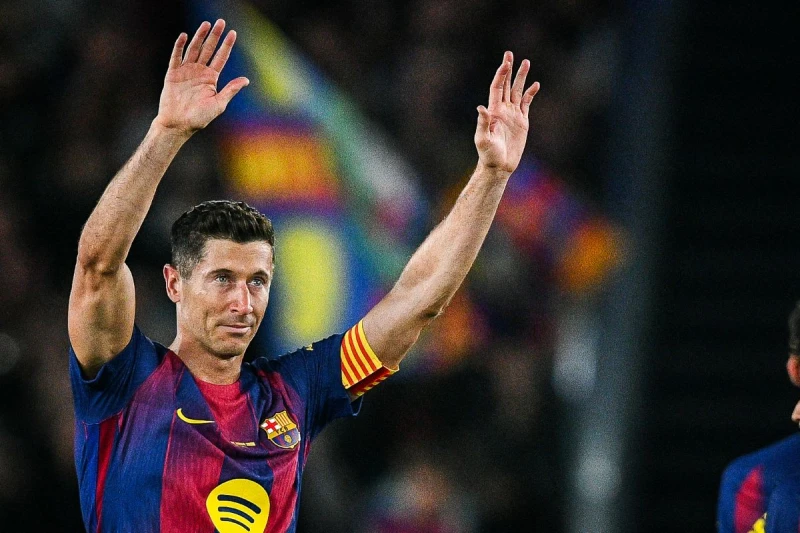 37歲的波蘭前鋒萊萬多夫斯基（Robert Lewandowski）向巴薩球迷揮手道別。法新社