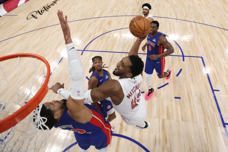 騎士在當家一哥「蜘蛛人」米歇爾(Donovan Mitchell,右)繳出26分、7籃板、8助攻。法新社