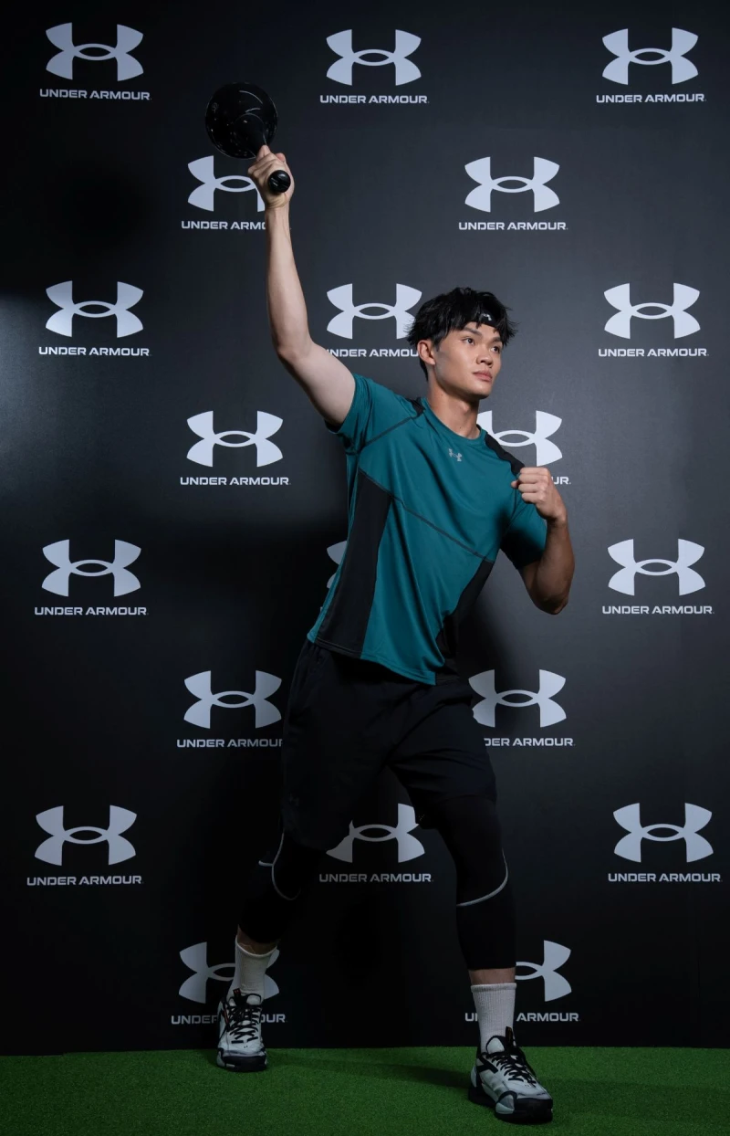 孟柏親實著最強悍頂規戰衣Heatgear Elite 再定義高強度訓練表現。官方提供