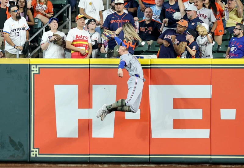 德州遊騎兵外野手尼莫（Brandon Nimmo）完成接殺的美技動作。法新社