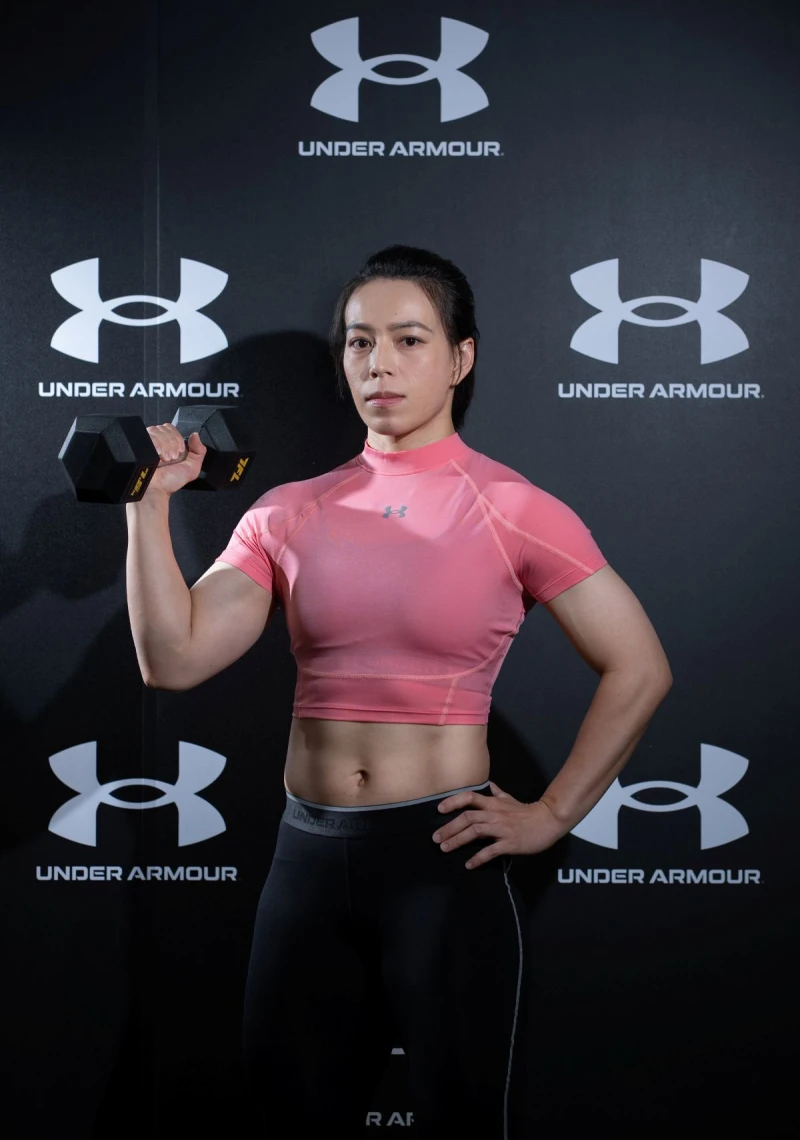Team Ua舉重女神郭婞淳親自實著Ua全新升級的Heatgear Elite緊身衣。官方提供