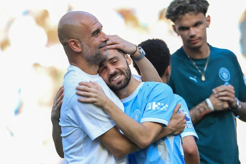 曼城傳奇教頭瓜迪奧拉（Pep Guardiola，左）與席爾瓦（Bernardo Silva）相擁道別。法新社