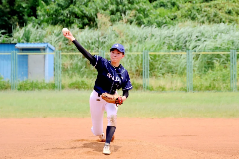 蔡詠昕投打俱佳助中山女高拿隊史首勝。學生棒聯提供