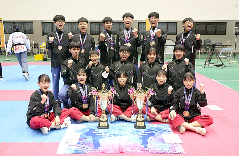 仁愛國中男女團都第一。中小學跆拳道聯合總會提供