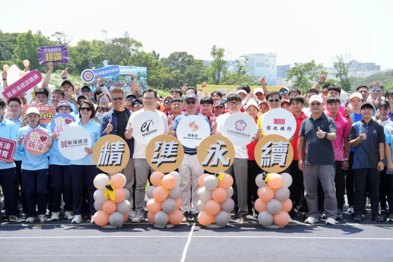 2026年企業射箭聯賽開幕貴賓和選手合影留念。射箭協會提供