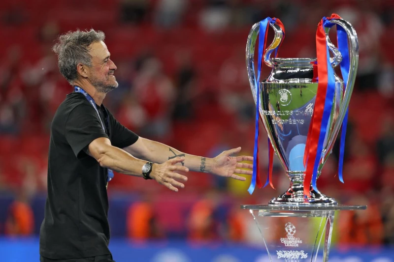 巴黎聖日耳曼總教練恩里克(Luis Enrique)成史上第五位三度捧起歐冠金盃的總教練。法新社