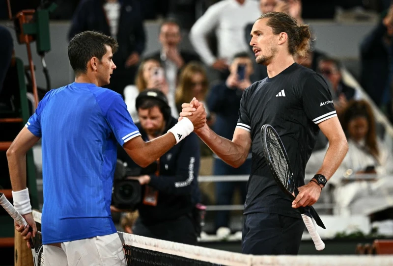 德國第2種子季維瑞夫(Alexander Zverev,右)成功打進法網男單8強。法新社