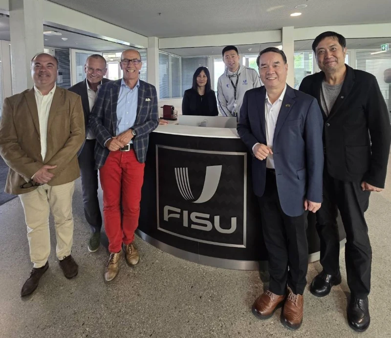 中華民國大專院校體育總會會長邱炳坤及我國籍FISU執委曾慶裕率團拜會FISU總部,與FISU會長Leonz Eder、秘書長Matthias Remund及相關人員合影留念。大專體總提供