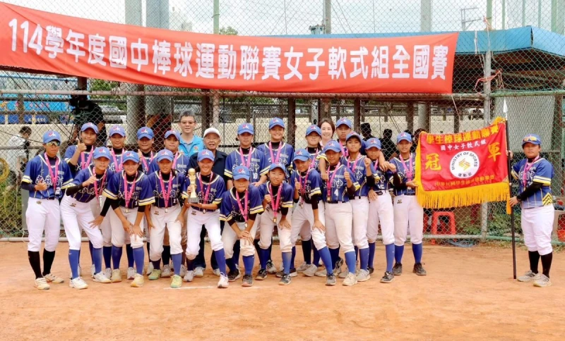 桃園南崁國中相隔兩年再度抱回國中軟式聯賽女子組冠軍。學生棒聯提供