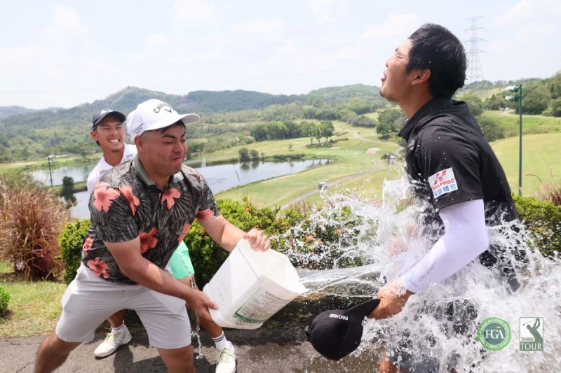 何祐誠拿下冠軍好友開心潑水慶祝。Tpga/ 林聖凱攝
