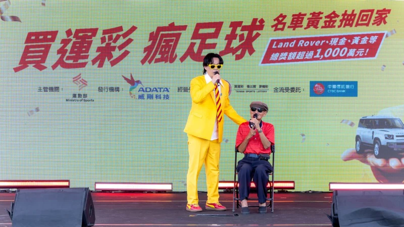 台灣運彩活動大使蕭煌奇與李炳輝現場演唱。台灣運彩提供