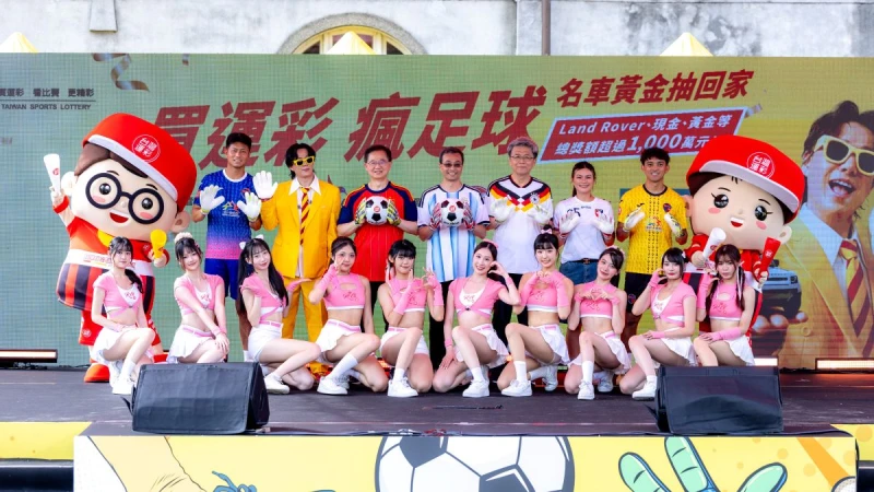 台中FUTURO足球國腳陳庭揚(後排由左至右)、台灣運彩活動大使蕭煌奇、台灣運彩總經理林博泰、運動部產業及科技司 司長王詔民、威剛科技副總林天瓊、國家女足代表隊隊長王湘惠、台中FUTURO足球國腳溫智豪大合照。台灣運彩提供