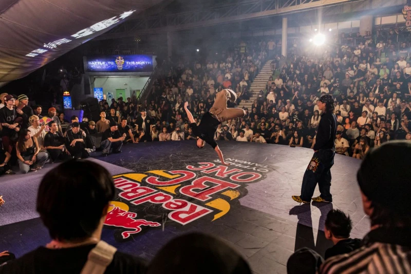 B-Boy Lian陳健嚴於決賽展現高難度動作成功圓夢封王。Red Bull 提供