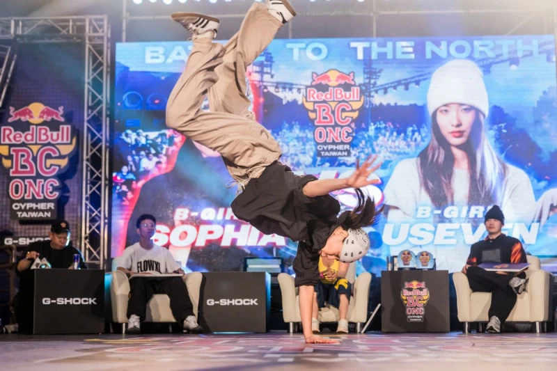B-Girl Sophia許馥雅於賽事中展現兼具音樂性與原創性的舞蹈風格。Red Bull 提供