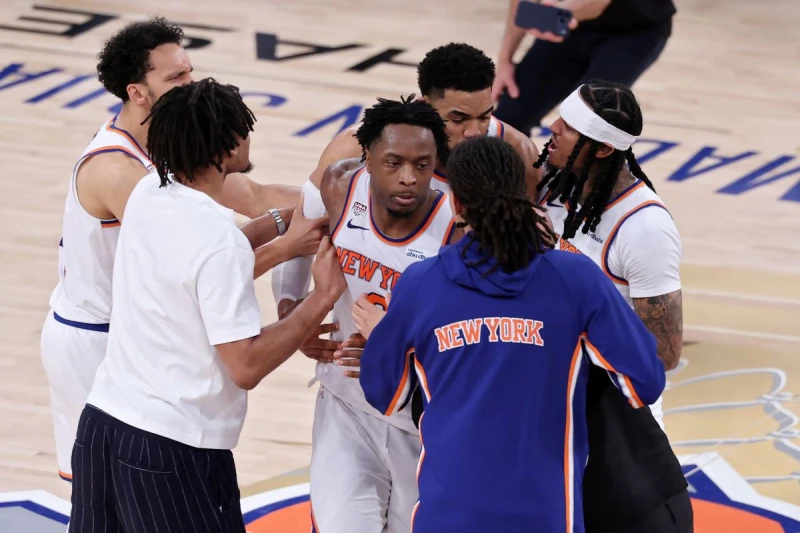 阿努諾比(OG Anunoby,中)終場前1.2秒手一撥助尼克拿下勝利。法新社