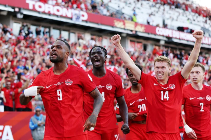 加拿大替補上場的拉林(Cyle Larin,左1)透過三人小組配合成功進球。法新社