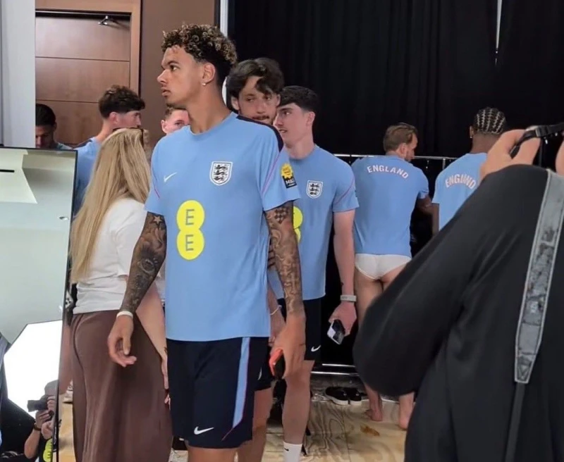 英格蘭國家隊世界盃官方定裝照拍攝，隊長凱恩（Harry Kane。後）卻意外成為焦點。摘自推特