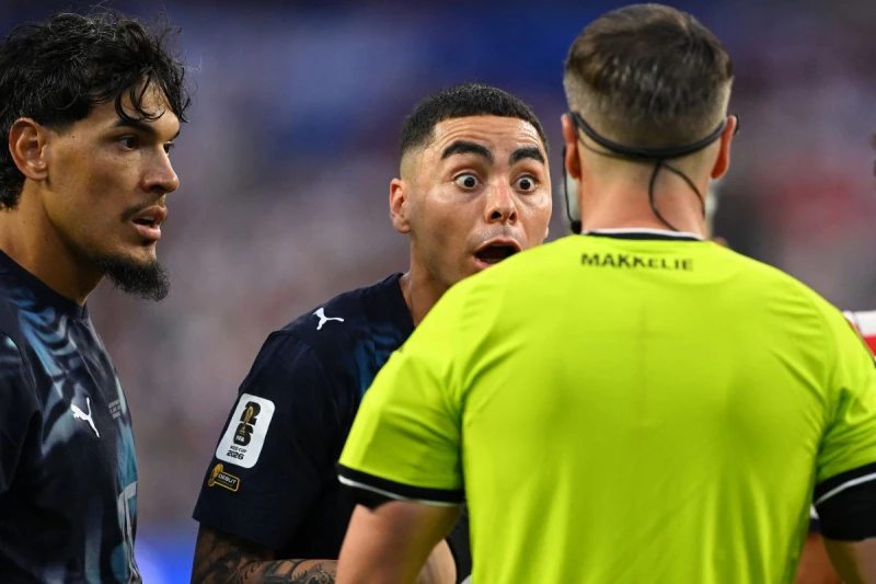 巴拉圭前鋒阿爾梅隆(Miguel Almiron)時被荷蘭籍裁判馬克列(Danny Makkelie)吹罰犯規並出示黃牌。法新社