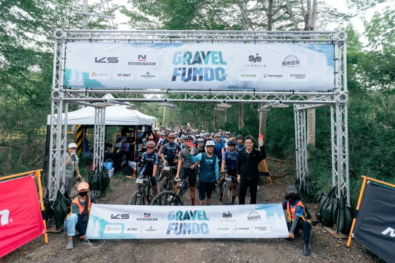 2026 Gravel Fundo台南玉井站不畏風雨在愛文山鳴笛開賽。圓創運動行銷提供