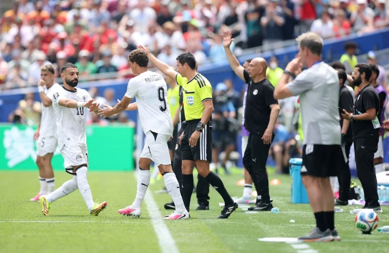 薩拉赫(Mohamed Salah,左1)不爽被換下場。法新社