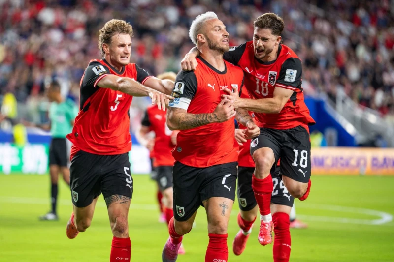 奧地利老將阿瑙托維奇（Marko Arnautovic，中）進第三球。法新社