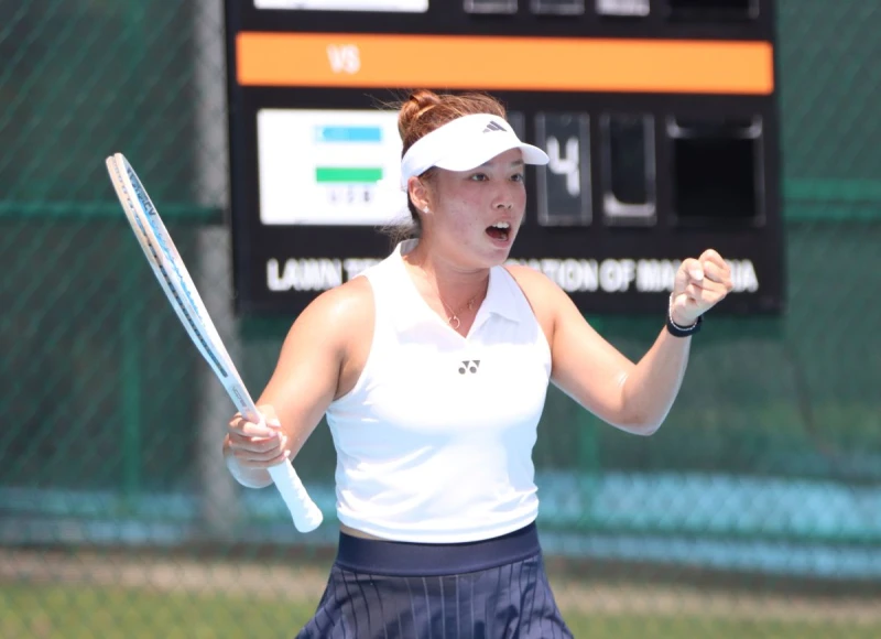 楊亞依第二點單打以6-3、6-4勝出後握拳歡呼,中華隊二比○提前擊敗烏茲別克,打出三連勝。四維體育推廣教育基金會提供