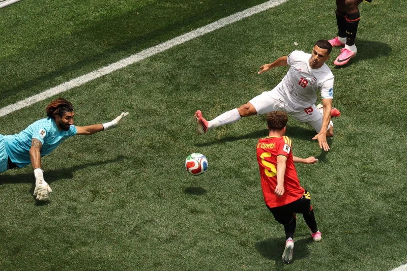 伊朗門將貝蘭萬德(Alireza Beiranvand,左)神撲,左手拍出比利時必進一球。法新社